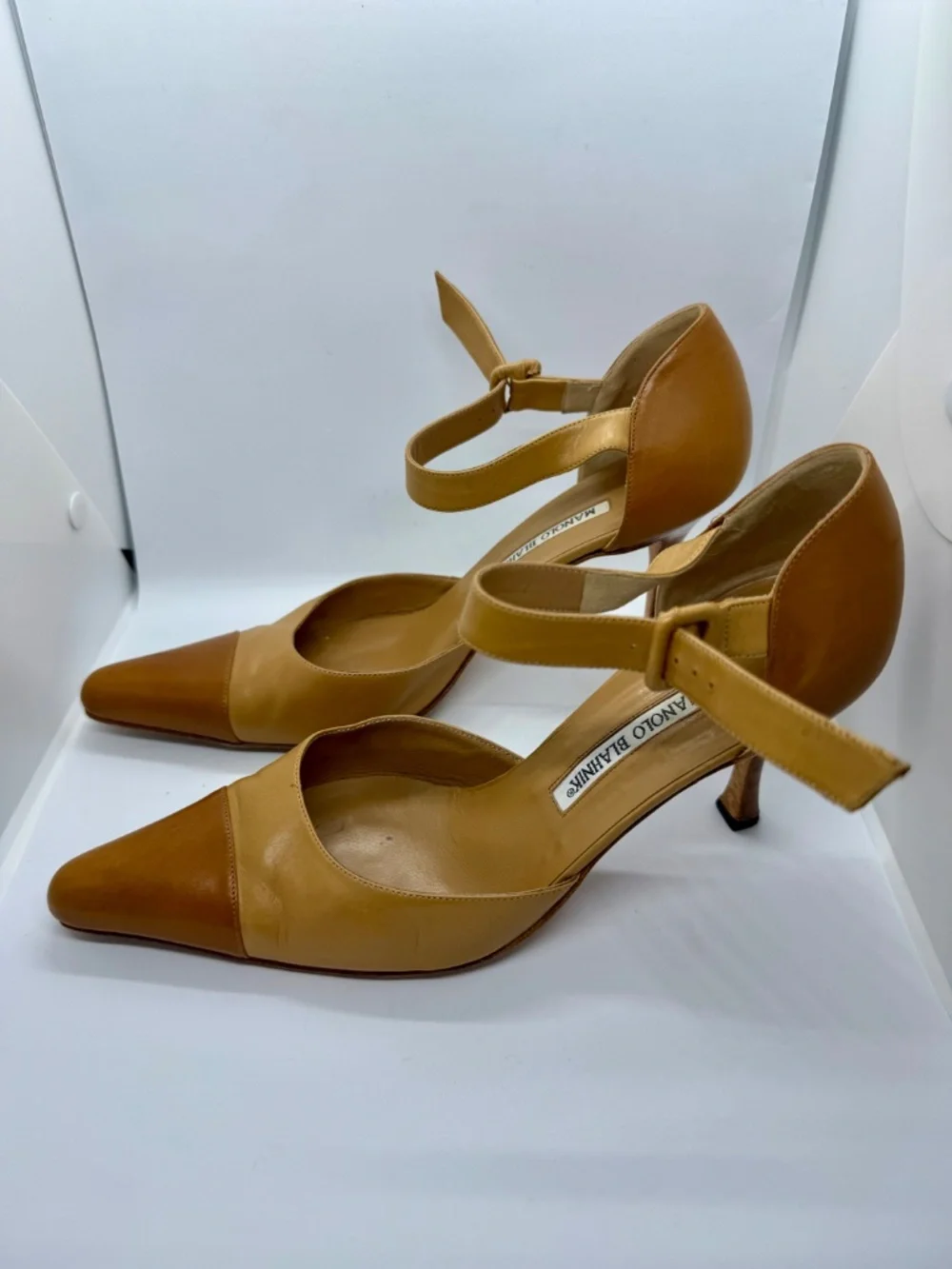 Manolo Blahnik Two-Tone Camel Leather Mary Jane Pumps 39